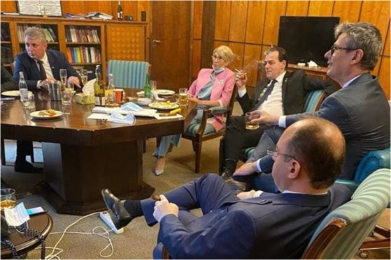 Explicaţiile premierului despre fotografia de la Guvern, devenită virală: "Era ziua mea. Mi-am servit colegii cu o gustare şi câte un pahar"