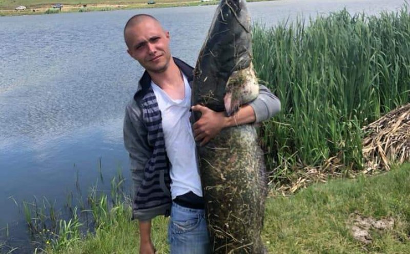 Somn imens prins pe Lacul Roșieni. Pește cât pescarul