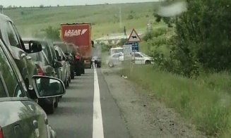 Trafic blocat zeci de minute la Izvoru Crișului. Un șofer a intrat cu mașina într-o autoutilitară