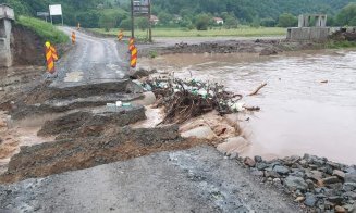 Podul provizoriu de la Valea Drăganului, distrus de o viitură