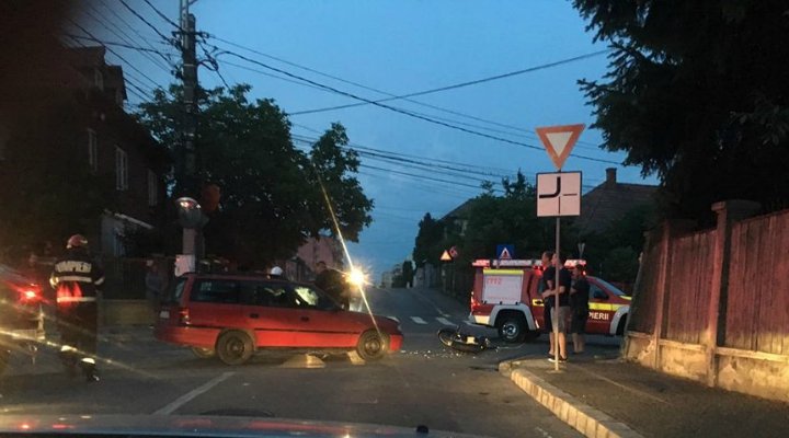 Intersecția "problematică" din Între Lacuri mai face o victimă. Motociclist dus la spital
