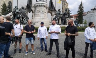 Protest al bucătarilor în Piaţa Unirii din Cluj. Cer deschiderea urgentă a restaurantelor cu bucătării