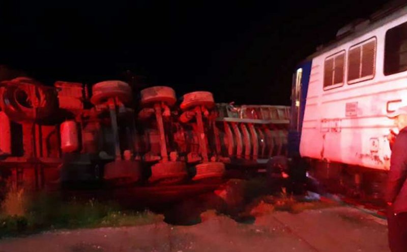 Accident pe calea ferată. TIR lovit de trenul Sighetu Marmaţiei – Cluj-Napoca