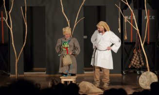 Teatru de păpuși în curtea Muzeului de Artă