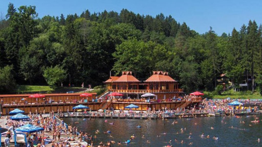 Weekend: Lacul Ursu de la Sovata s-a deschis mai devreme, pe fondul interdicţiilor impuse tratamentelor balneare