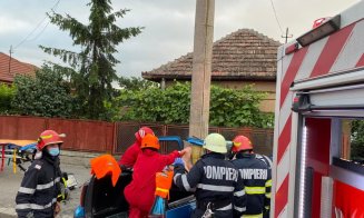 Şi-a rupt maşina în două de un stâlp, la intrare în Cluj. Trei persoane încarcerate, tineri între 20 - 22 de ani