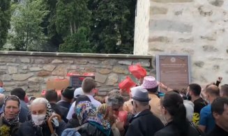 Procesiune religioasă fără distanţare cu mii de oameni, în cel mai mare focar COVID-19 din România