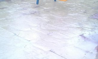 Viitură puternică în Tăuți! Un drum și mai multe gospodării au fost acoperite cu noroi și apă