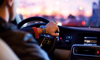 Veşti proaste pentru şoferi: cresc amenzile! Ce pățești dacă pui mâna pe telefon la volan sau dacă sperii radarul