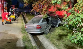 Impact violent între o mașină și o dubă lângă Cluj. Trei persoane rănite grav