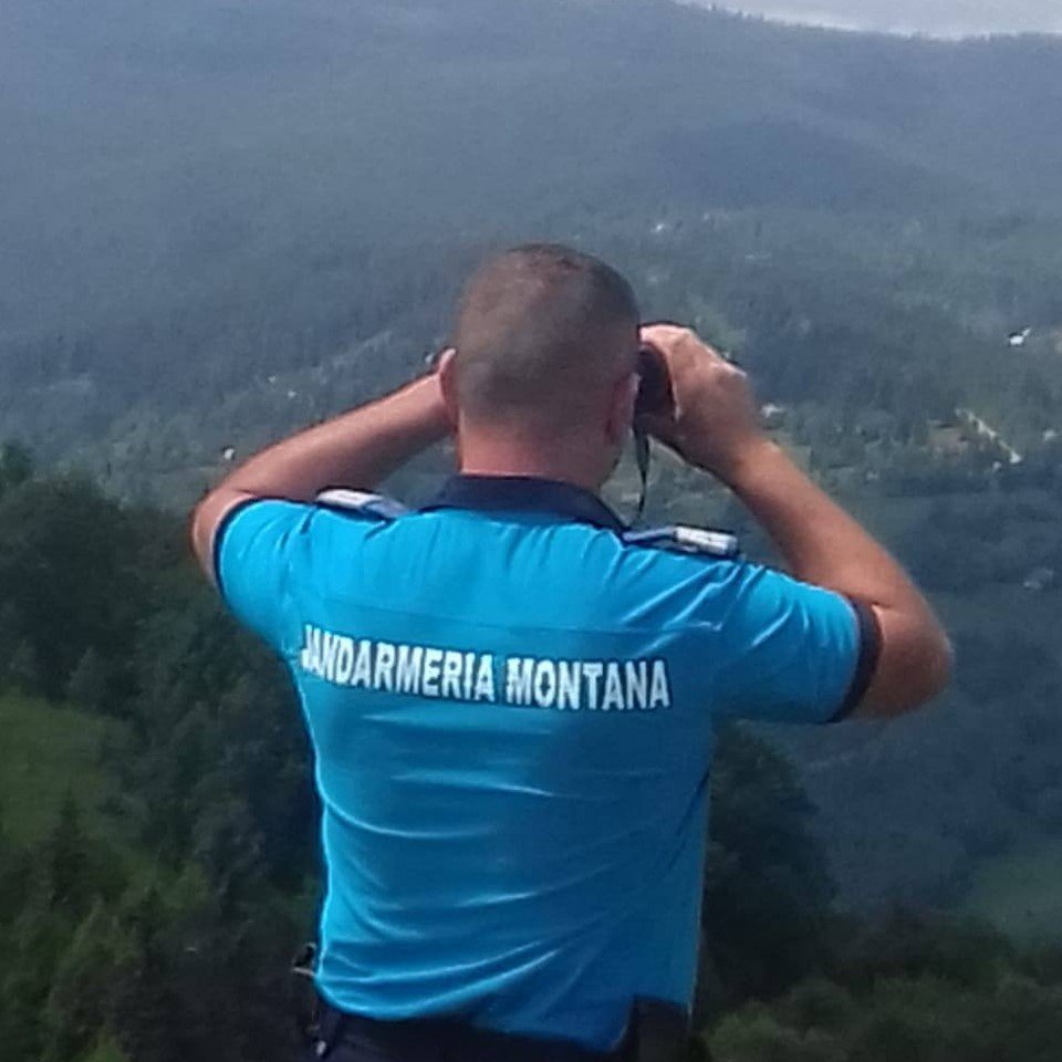 Două surori, salvate de jandarmii clujeni după ce s-au rătăcit pe munte