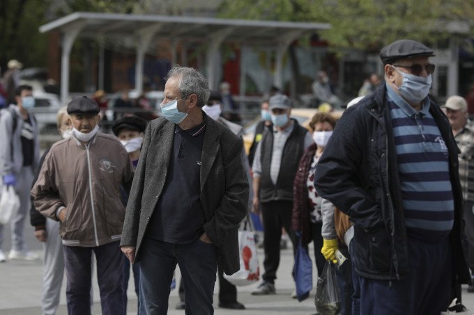 Masca e necesară şi în aer liber dacă nu se poate menţine o distanţă de 1,5 metri între persoane