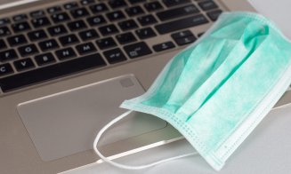 Iohannis a promulgat legea privind educaţia online. Elevii și profesorii vor primi, la cerere, un laptop sau o tabletă
