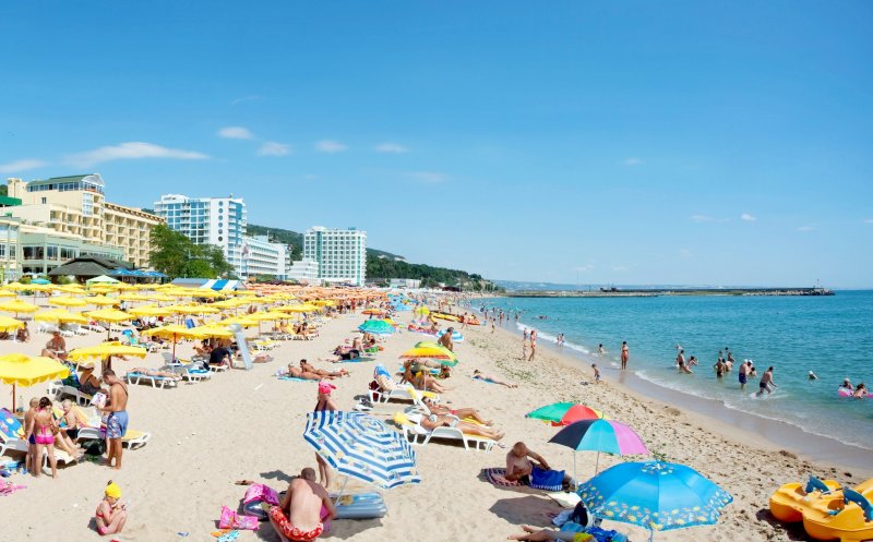 Litoralul Bulgariei a fost plin de turişti în weekend. Majoritatea ignoră regulile şi nu poartă mască