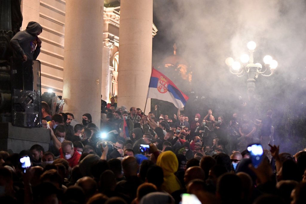 Proteste violente în Serbia după se s-a hotărât revenirea la "starea de urgenţă"