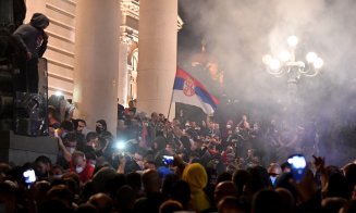 Proteste violente în Serbia după se s-a hotărât revenirea la "starea de urgenţă"