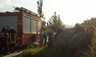 Mașină răsturnată după o coliziune la Bologa. Bărbat de 60 de ani, dus la spital