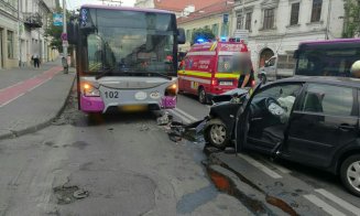 Un șofer a adormit la volan și s-a trezit lovind un autobuz, la Sora