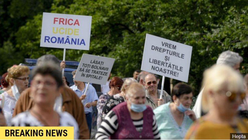 Protest cu sute de oameni fără măști de protecție în Piața Victoriei