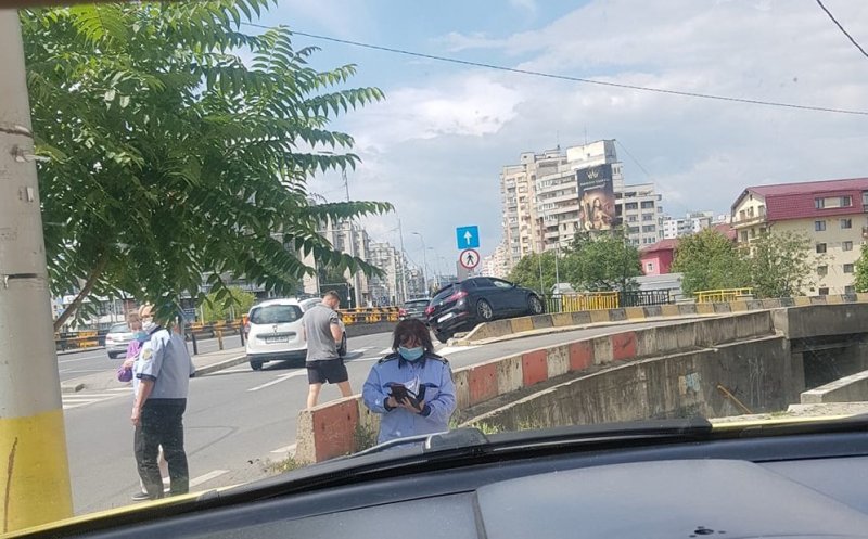 Accident în Mărăști. Era să cadă cu mașina sub pod