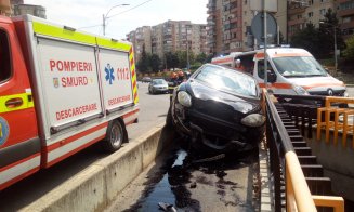 Accident în Mărăști. Era să cadă cu mașina sub pod