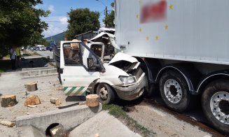 Accident pe un drum din Cluj. O camionetă a intrat sub un TIR