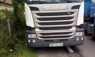 Accident între o mașină și un TIR pe Cluj - Oradea