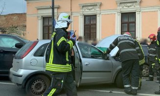 Accident pe Oașului. O tânără a rămas încarcerată