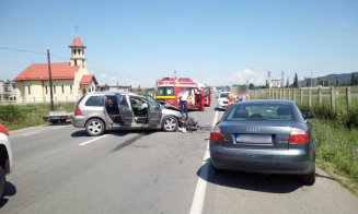 Accident pe Cluj-Gherla. Intervin ambulanța și descarcerarea