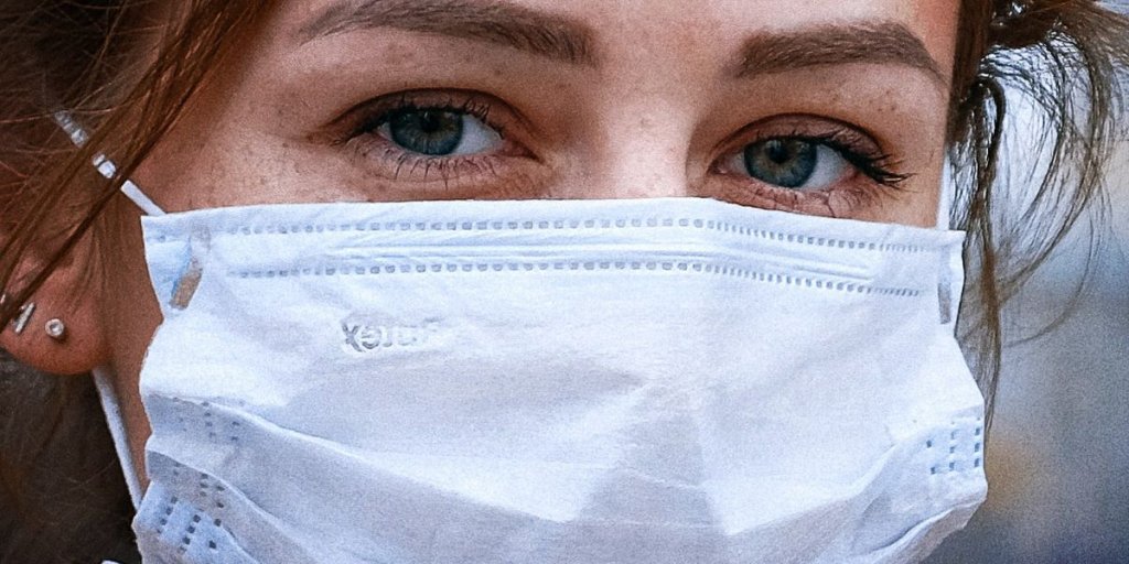 Ce trebuie să faci dacă bănuiești că ești contaminat cu COVID-19