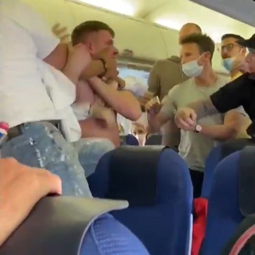 Pasagerii unei curse care zbura spre Ibiza i-au imobilizat pe doi britanici băuţi şi agresivi care au refuzat să poarte mască