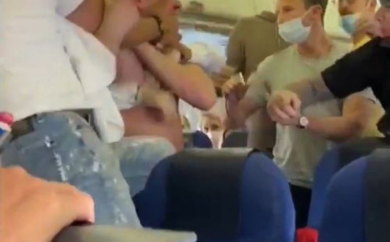 Pasagerii unei curse care zbura spre Ibiza i-au imobilizat pe doi britanici băuţi şi agresivi care au refuzat să poarte mască