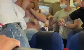 Pasagerii unei curse care zbura spre Ibiza i-au imobilizat pe doi britanici băuţi şi agresivi care au refuzat să poarte mască