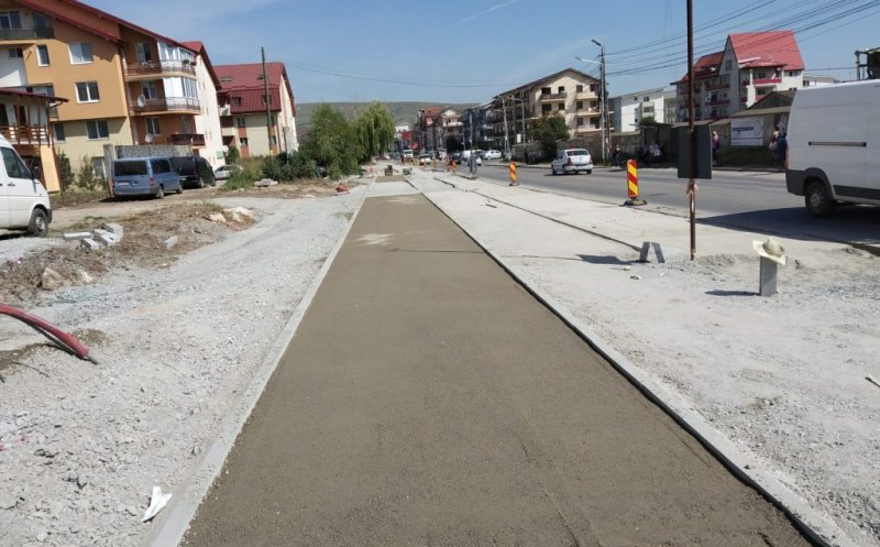 Se lucrează de zor la trotuarul şi pista nouă de biciclete de pe Eroilor, din Floreşti