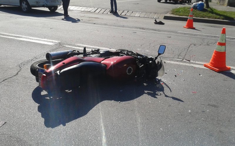 Un motociclist băut şi fără permis a ajuns la spital după ce a intrat în plin într-un autobuz care staţiona