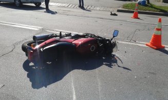 Un motociclist băut şi fără permis a ajuns la spital după ce a intrat în plin într-un autobuz care staţiona