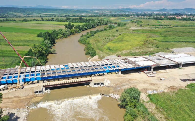 Se montează grinzile peste Mureș la Autostrada Sebeș – Turda