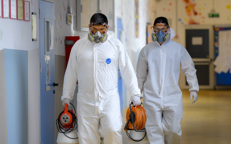 Banii publici în „starea de urgenţă”: plăţi ilegale pentru „carantinaţi” şi dezinfecţi cu adaos de 5.400%