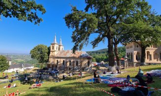 Credincioșii au început să vină la Mănăstirea Nicula. Cum arată o slujbă în condiții de pandemie