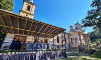 Credincioșii au început să vină la Mănăstirea Nicula. Cum arată o slujbă în condiții de pandemie