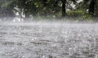 Vremea: Ploi torențiale și vijelii până miercuri