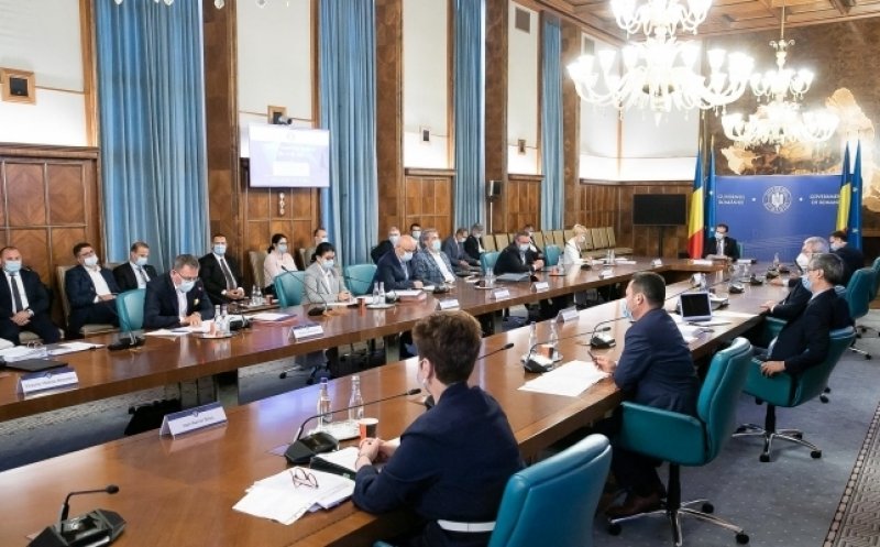 Regulile de protecţie sanitară pentru alegeri, redeschiderea restaurantelor, teatrelor şi cinematografelor, dezbătute azi de CNSU