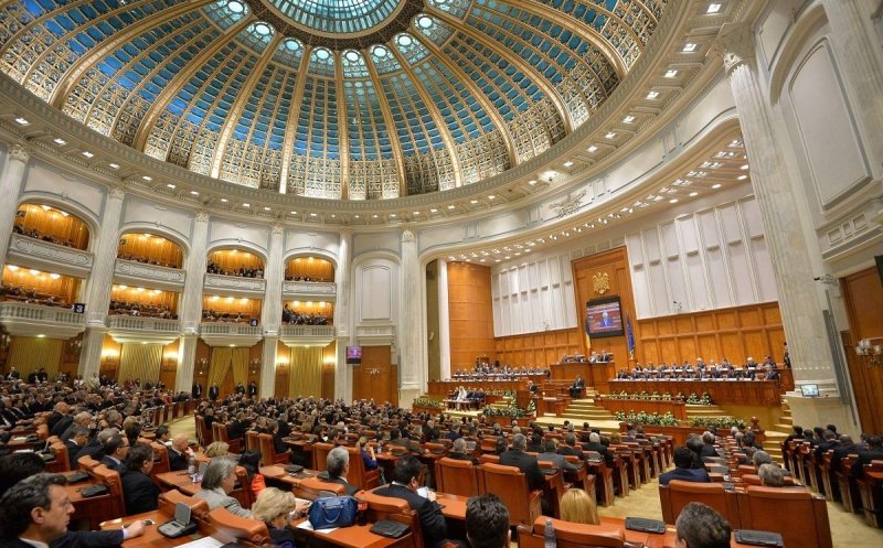 Şedinţa de dezbatere a moţiunii de cenzură, suspendată pentru o oră. Se strigă „catalogul”