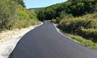 A început asfaltarea pe drumul Cuzdrioara – Valea Gârboului – Rugășești