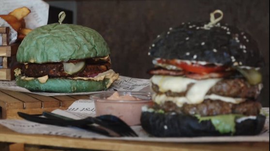 Burgerii verzi şi burgerii negri din Cluj, vedete pe Instagram