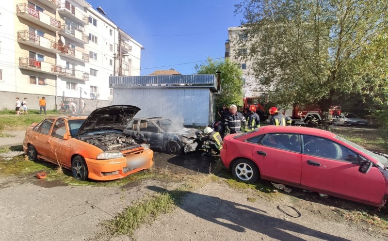 Trei mașini cuprinse de flăcări din cauza unor copii care se jucau... cu focul