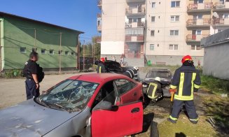 Trei mașini cuprinse de flăcări din cauza unor copii care se jucau... cu focul