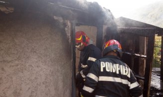 A sudat în curte şi a pornit un incendiu