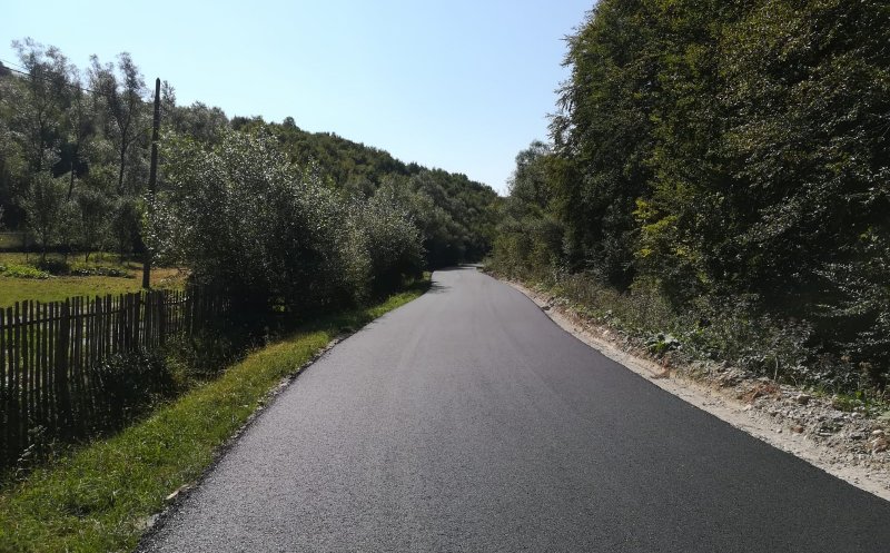 Asfalt pe două sectoare de drum județean