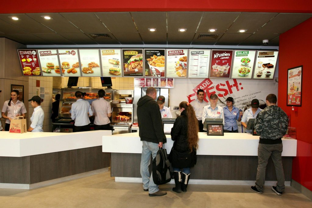 KFC s-a pus pe angajări la Cluj. Salarii de 3.400 de lei brut